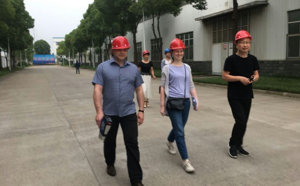 江蘇江河技術總監與俄羅斯客戶去車間
